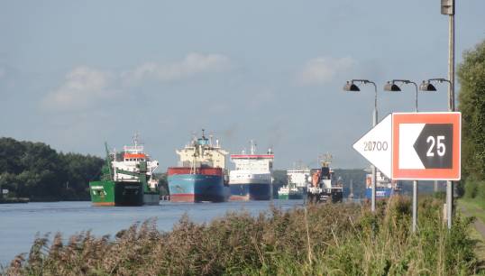 Image:Rising transport volumes, ageing infrastructure, the energy transition, demographic change and rapid digitalisation are reshaping the inland waterways sector. Image: Wikimedia commons/Federal Waterways Engineering and Research Institute - ship traffic on the Kiel Canal.