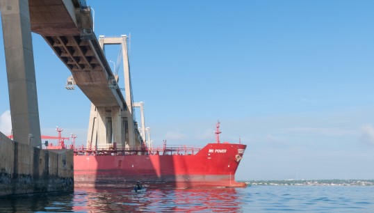 Image:An oil tanker on Lake Maracaibo, Venezuela. Image: Wikimedia Commons